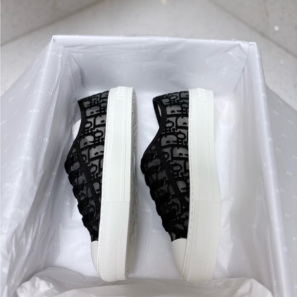 Walk'n'Dior Sneaker
Black Dior Oblique Embroidered Mesh - Picture 2 of 9